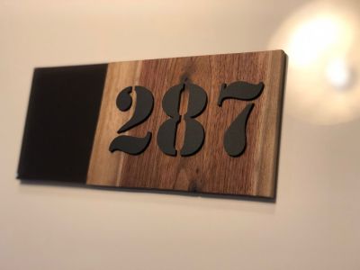 Číslo popisné - 13x30cm Pryskyřice & dřevo - Limitovaná Edice Home Deco