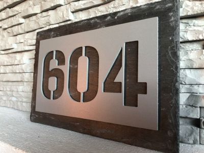 Moderní číslo popisné na dům, plot, vchod v provedení břidlice a šedé Home Deco