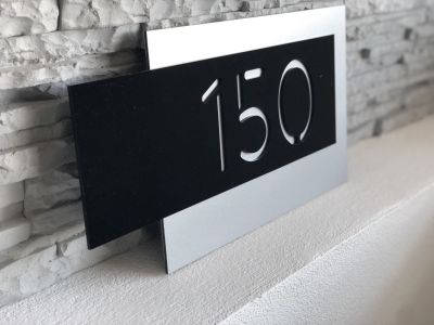 Moderní číslo popisné na dům, plot, vchod v provedení stříbrná a černé plexi Home Deco