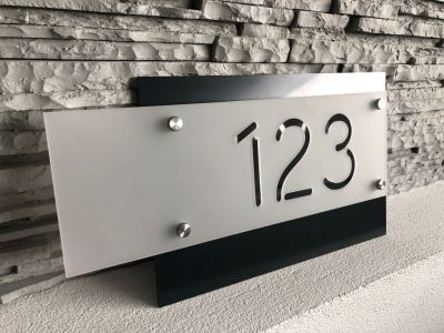 Moderní číslo popisné na dům, plot, vchod ve více provedeních | stříbrná + černé Plexi, antracit + mléčné Plexi